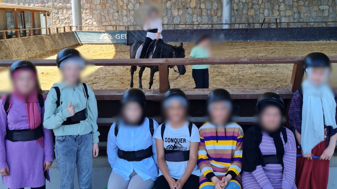 Öğrencilerimiz At Çiftliği Gezisi Yaptı